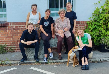 Generalsekretär der SPD Kevin Kühnert,  stellvertretende Vorsitzende SPD Schöneberg Corinna Volkmann, Sprecherinnen des bbk berlin 2023 Frauke Boggasch und Zoë Claire Miller, Vorstandsmitglied bbk berlin Birgit Cauer, und die Künstlerin Erika Klagge